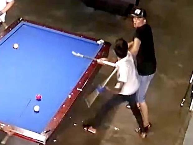 Mâu thuẫn ở quán bida, thanh niên mang kiếm chém gần đứt cổ bạn thân-2