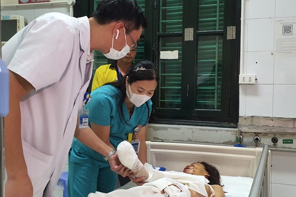 Nhập viện trong ngày đầu nghỉ lễ vì cầm dây sạc điện thoại đang cắm điện-1