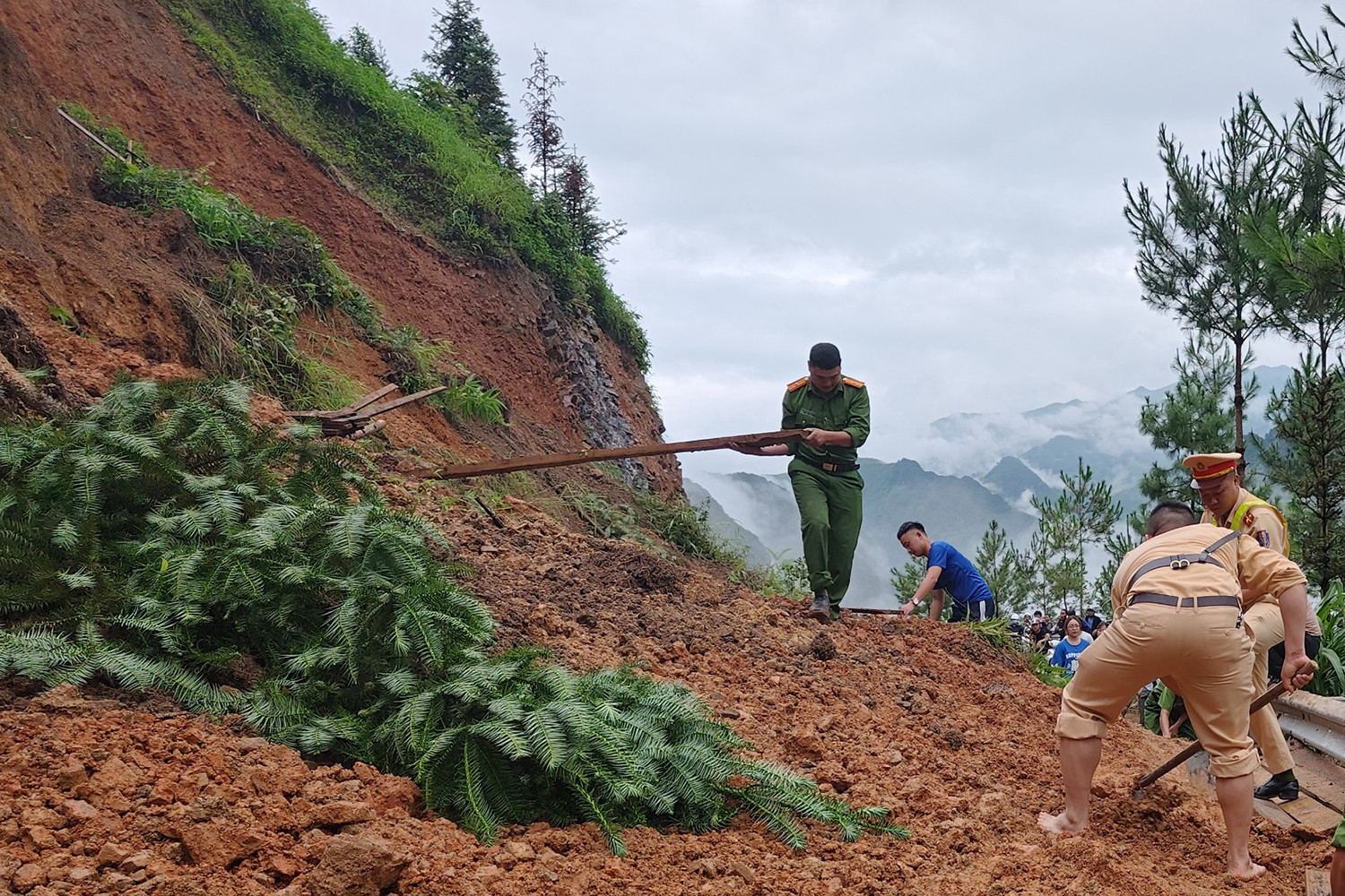 Quốc lộ 4C sạt lở, công an và người dân tất bật xúc đất thông đường-3