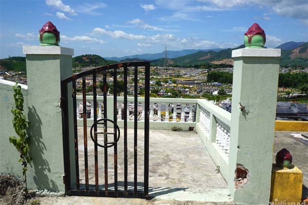 Bé gái sơ sinh bị bỏ rơi trước cổng nhà kèm phong bì 500.000 đồng-3