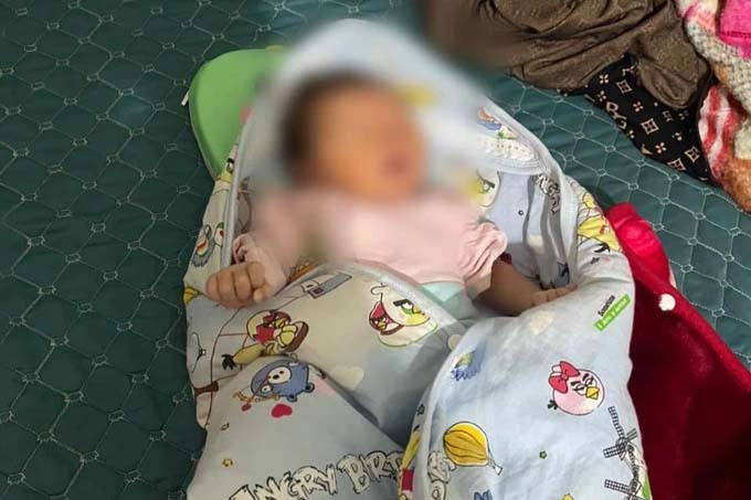 Bé gái sơ sinh bị bỏ rơi trước cổng nhà kèm phong bì 500.000 đồng-1