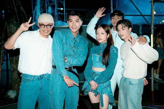 Hội bạn thân “đẹp trai, nổi tiếng, rap hay” phủ sóng MXH, loạt ảnh đời thường bỗng hot rần rần