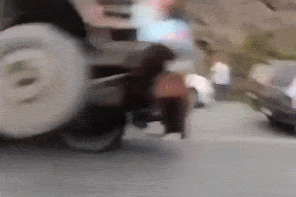 Clip: Mất phanh, xe tải đâm trúng 4 phương tiện rồi lật nghiêng