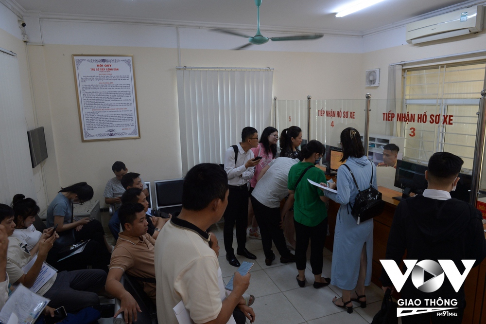 Chủ xe cấp tập sang tên đổi chủ trước giờ G-1