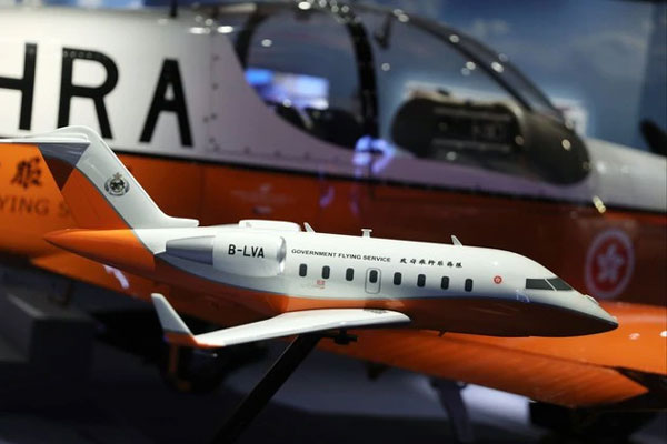 Cơ trưởng Hồng Kông sơ suất bỏ quên hộp bao cao su trên ghế lái sau buổi huấn luyện với nữ sĩ quan-1