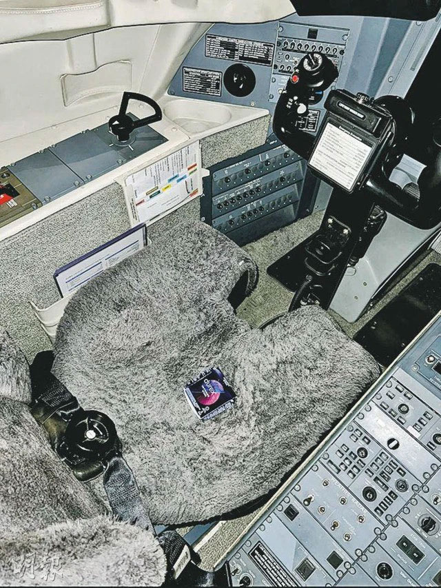 Cơ trưởng Hồng Kông sơ suất bỏ quên hộp bao cao su trên ghế lái sau buổi huấn luyện với nữ sĩ quan-2