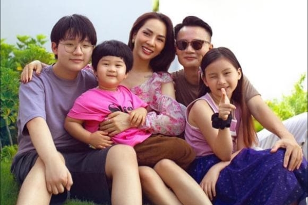 Khoe nhẫn kim cương ở ngón áp út, ẩn ý kết hôn, siêu mẫu Thanh Hằng hiện đang sống Căn hộ mà siêu mẫu sinh sống cũng cá tính và sang trọng như chính cô.-17