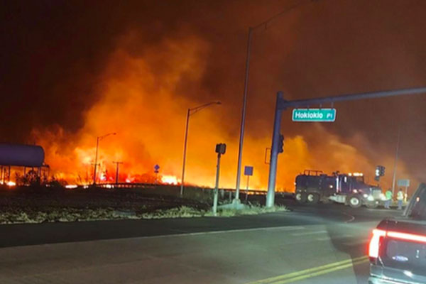 Cháy rừng như tận thế, dân Hawaii nhảy xuống biển thoát thân-2