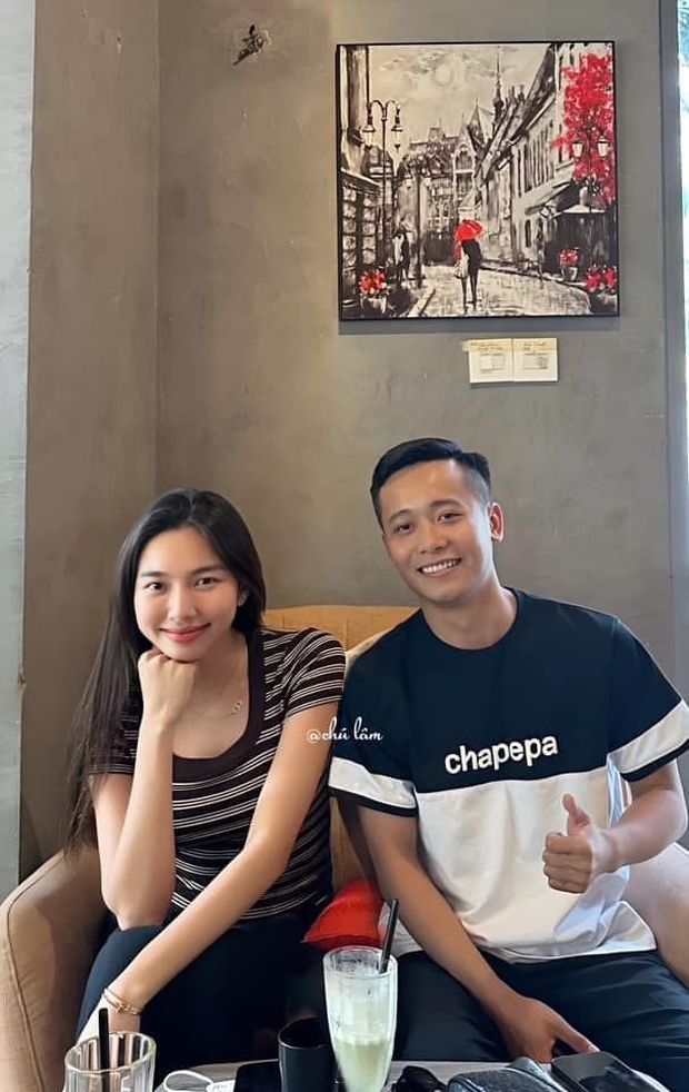 Thuỳ Tiên, Quang Linh Vlogs lọt ống kính team qua đường khi đang thoải mái trò chuyện trong quán cafe-1