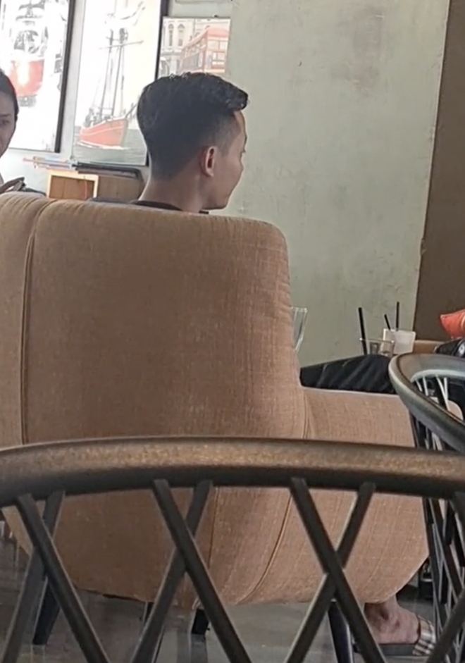 Thuỳ Tiên, Quang Linh Vlogs lọt ống kính team qua đường khi đang thoải mái trò chuyện trong quán cafe-2