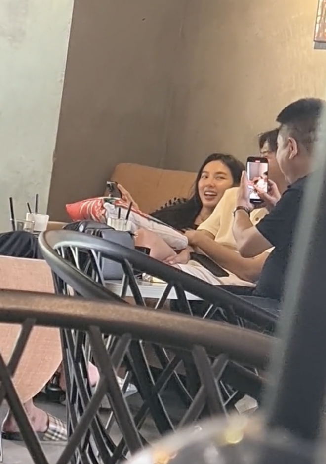 Thuỳ Tiên, Quang Linh Vlogs lọt ống kính team qua đường khi đang thoải mái trò chuyện trong quán cafe-3