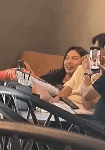 Thuỳ Tiên, Quang Linh Vlogs lọt ống kính team qua đường khi đang thoải mái trò chuyện trong quán cafe-4