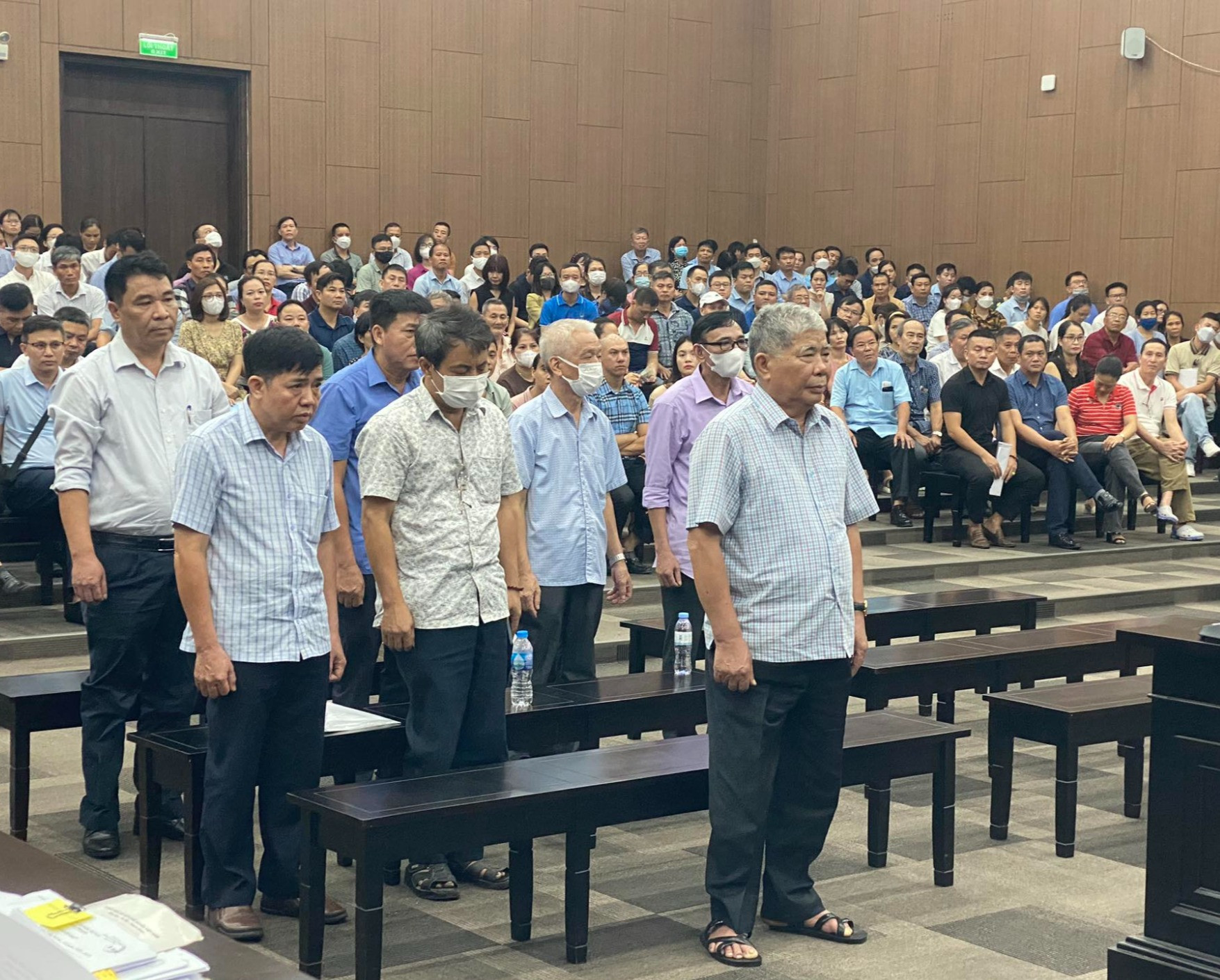 Hàng trăm người mua nhà của ông Lê Thanh Thản đến dự tòa-2