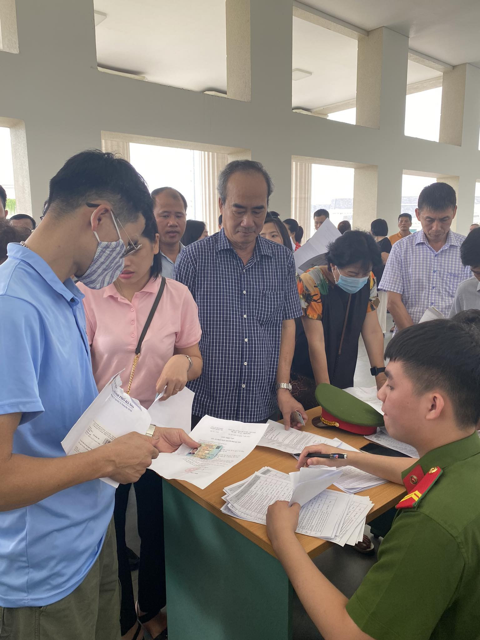 Hàng trăm người mua nhà của ông Lê Thanh Thản đến dự tòa-3