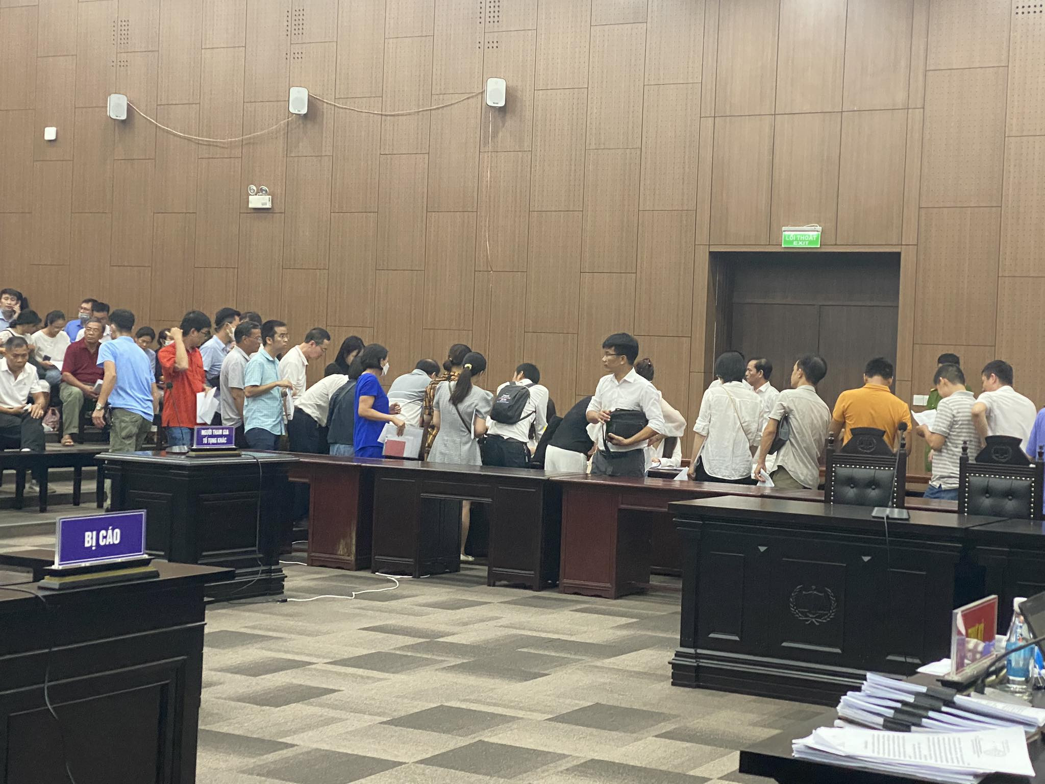Hàng trăm người mua nhà của ông Lê Thanh Thản đến dự tòa-4
