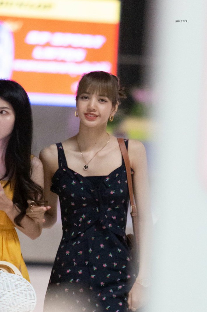 Có một Lisa siêu điệu với đam mê váy hoa, tủ đồ có đủ kiểu dáng cho chị em học theo-9