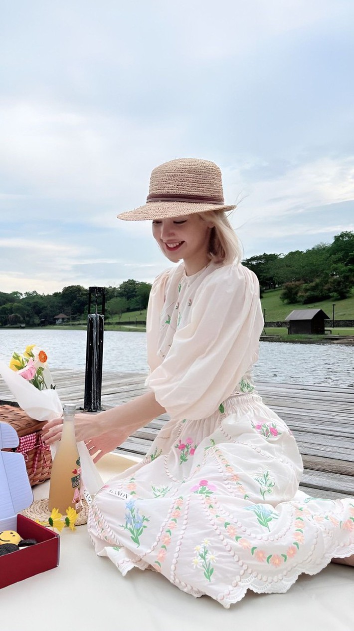 Có một Lisa siêu điệu với đam mê váy hoa, tủ đồ có đủ kiểu dáng cho chị em học theo-10