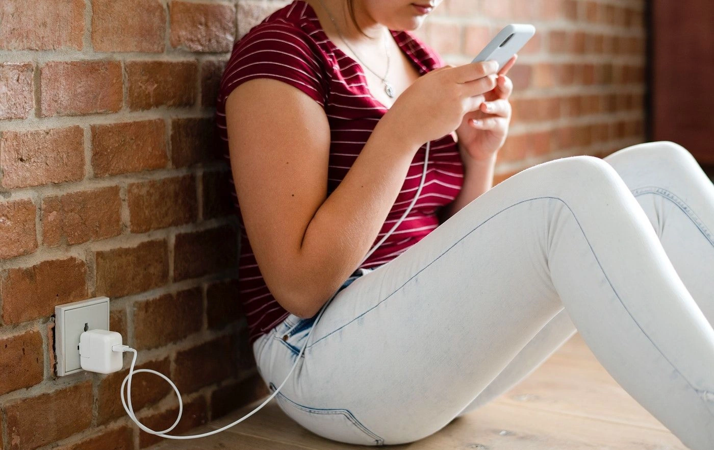 Dùng điện thoại khi đang cắm sạc: Hành động tự sát-1