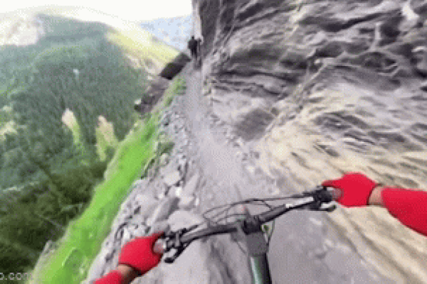 Clip: Thót tim cảnh đi xe đạp tại một trong những con đường nguy hiểm nhất thế giới