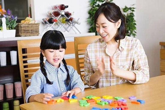 4 giọng điệu cha mẹ dùng khi nói chuyện với con sẽ tăng gấp đôi hiệu quả giáo dục