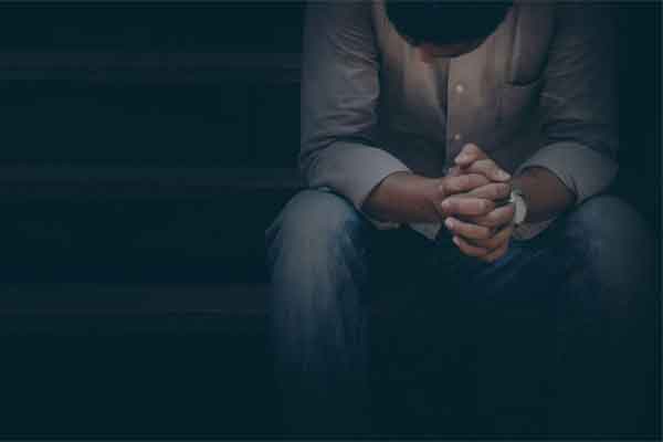 Vài món quà xịn cùng lời hứa xin việc làm, ông chú tốt bụng nẫng luôn vợ trẻ của hàng xóm-1