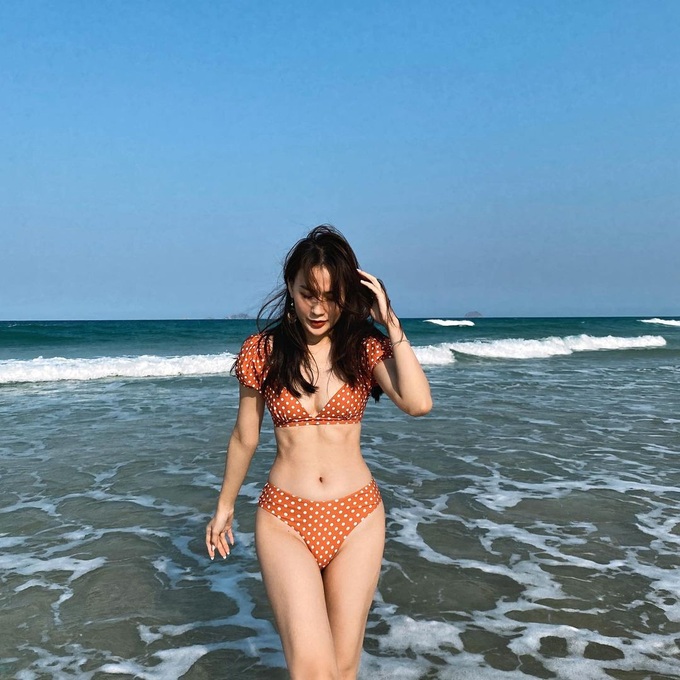 Vợ, bạn gái cầu thủ Việt thích diện đồ gợi cảm, dùng hàng hiệu đắt đỏ-1