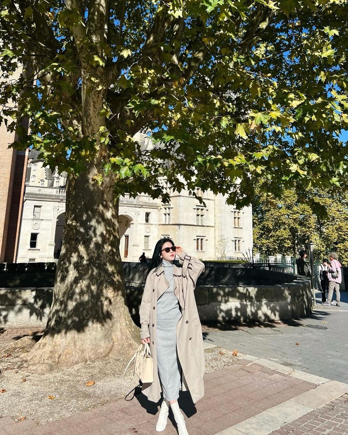 Vợ, bạn gái cầu thủ Việt thích diện đồ gợi cảm, dùng hàng hiệu đắt đỏ-10