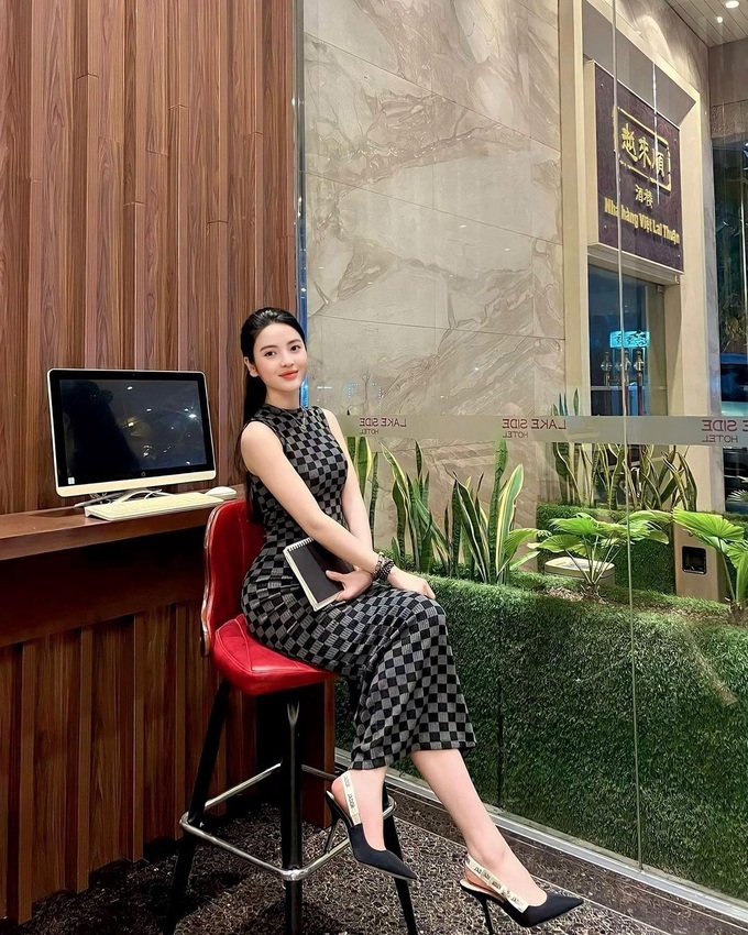 Vợ, bạn gái cầu thủ Việt thích diện đồ gợi cảm, dùng hàng hiệu đắt đỏ-9