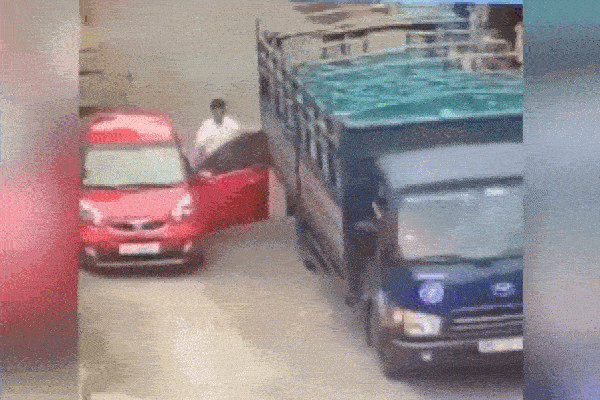 Clip: Mở cửa bất cẩn, tài xế ô tô hất văng người đàn ông vào gầm xe tải-1