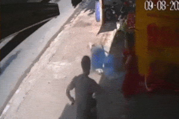 Clip: Bị côn đồ cầm dao uy hiếp, mẹ vẫn lao vào xe ô tô cứu con-1