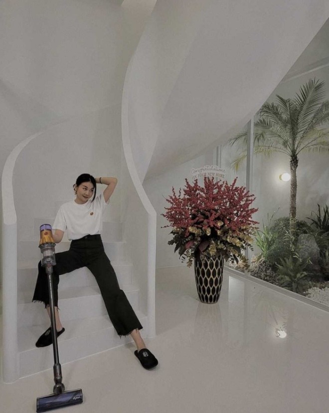 Khoe nhẫn kim cương ở ngón áp út, ẩn ý kết hôn, siêu mẫu Thanh Hằng hiện đang sống Căn hộ mà siêu mẫu sinh sống cũng cá tính và sang trọng như chính cô.-2