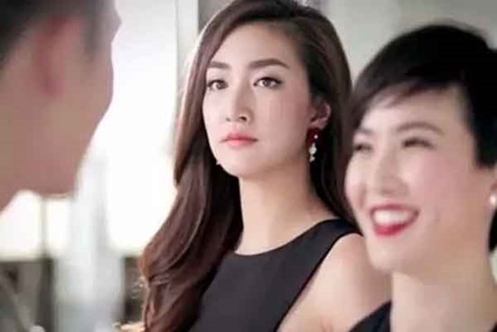 Vài món quà xịn cùng lời hứa xin việc làm, 'ông chú tốt bụng' nẫng luôn vợ trẻ của hàng xóm