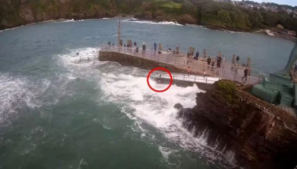 Khoảnh khắc thót tim khi cô gái bị sóng biển đánh rơi khỏi bến tàu, bạn bè ở trên bất lực-2