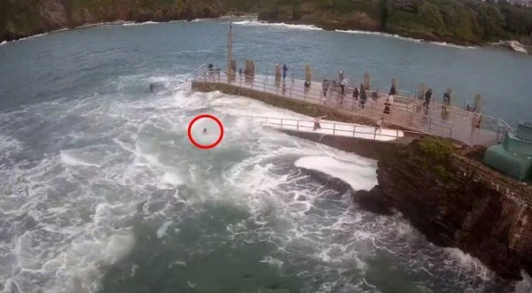Khoảnh khắc thót tim khi cô gái bị sóng biển đánh rơi khỏi bến tàu, bạn bè ở trên bất lực-3