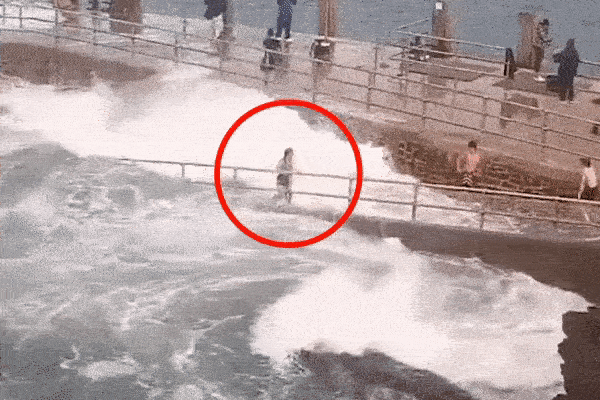Khoảnh khắc thót tim khi cô gái bị sóng biển đánh rơi khỏi bến tàu, bạn bè ở trên bất lực-1