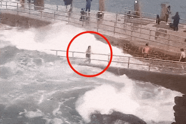 Khoảnh khắc thót tim khi cô gái bị sóng biển đánh rơi khỏi bến tàu, bạn bè ở trên bất lực