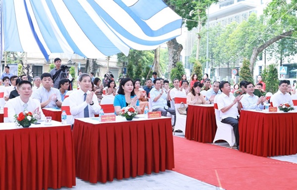 Quận Ba Đình: Khánh thành và gắn biển công trình vườn hoa Lê Trực, phường Điện Biên-2