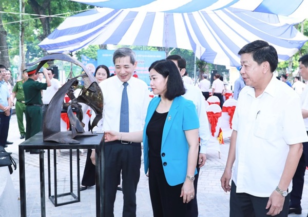 Quận Ba Đình: Khánh thành và gắn biển công trình vườn hoa Lê Trực, phường Điện Biên-4