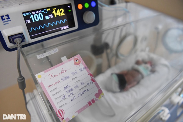 Hà Nội: Nghẹn lòng nghị lực sống của bé sinh non bị mẹ bỏ rơi tại bệnh viện-1