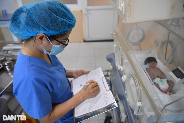 Hà Nội: Nghẹn lòng nghị lực sống của bé sinh non bị mẹ bỏ rơi tại bệnh viện-2