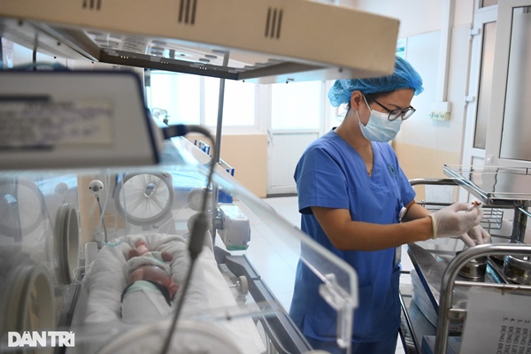 Hà Nội: Nghẹn lòng nghị lực sống của bé sinh non bị mẹ bỏ rơi tại bệnh viện-3