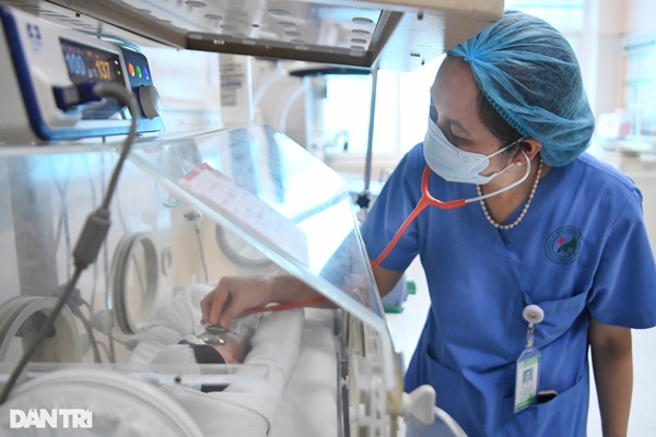 Hà Nội: Nghẹn lòng nghị lực sống của bé sinh non bị mẹ bỏ rơi tại bệnh viện-5