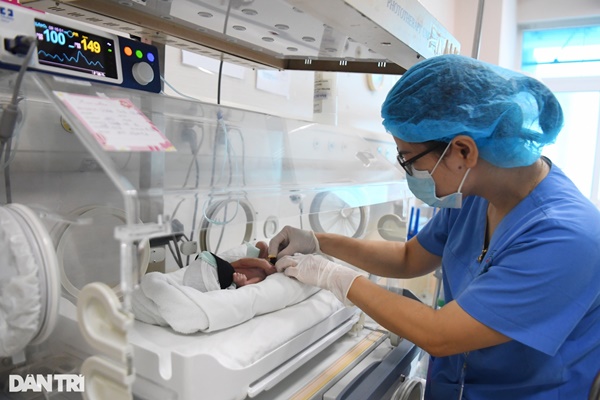 Hà Nội: Nghẹn lòng nghị lực sống của bé sinh non bị mẹ bỏ rơi tại bệnh viện-6