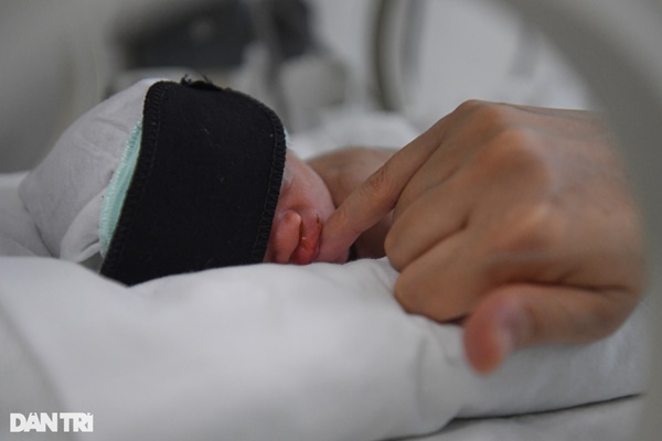 Hà Nội: Nghẹn lòng nghị lực sống của bé sinh non bị mẹ bỏ rơi tại bệnh viện-7