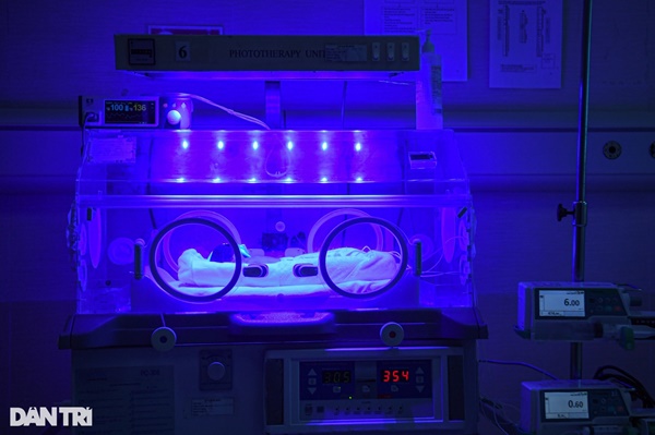 Hà Nội: Nghẹn lòng nghị lực sống của bé sinh non bị mẹ bỏ rơi tại bệnh viện-9