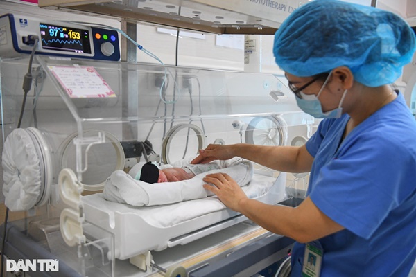 Hà Nội: Nghẹn lòng nghị lực sống của bé sinh non bị mẹ bỏ rơi tại bệnh viện-10