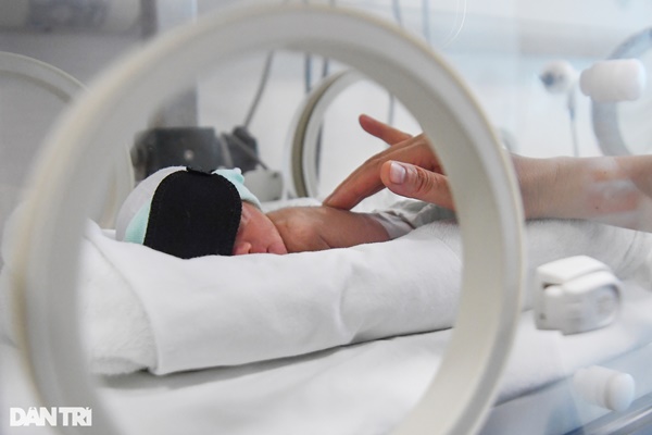 Hà Nội: Nghẹn lòng nghị lực sống của bé sinh non bị mẹ bỏ rơi tại bệnh viện-11