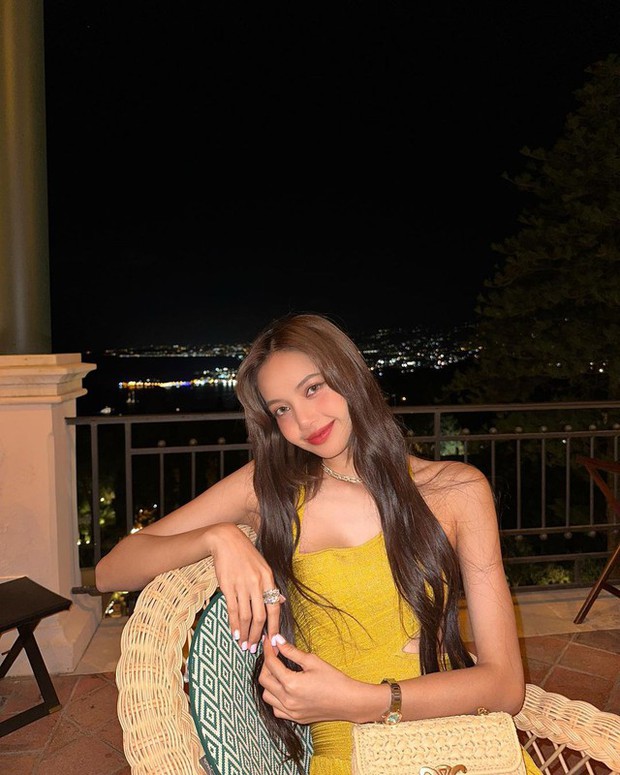 Động thái của Lisa trước tin đồn hẹn hò: Thả dáng trong set đồ 3,4 tỷ đồng, vén mái khoe visual xinh tươi-1