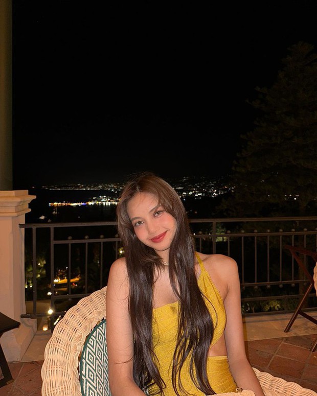 Động thái của Lisa trước tin đồn hẹn hò: Thả dáng trong set đồ 3,4 tỷ đồng, vén mái khoe visual xinh tươi-5