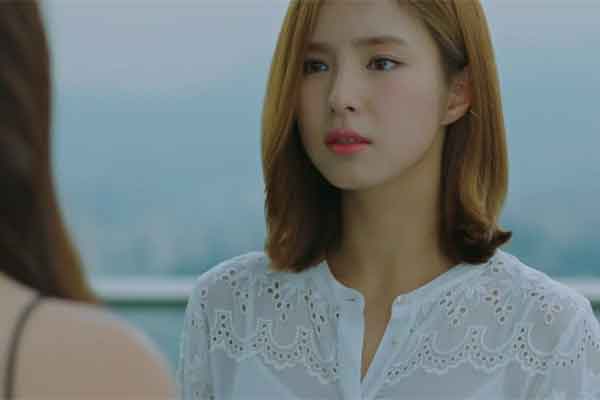 Người yêu cũ của chồng sống ngay nhà bên khiến tôi khó chịu-1